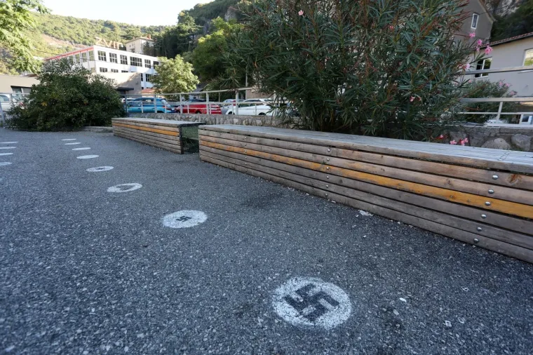 Rijeka: Kukasti križevi nacrtani na nogostupu u Ružićevoj ulici