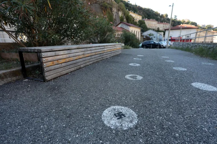 Rijeka: Kukasti križevi nacrtani na nogostupu u Ružićevoj ulici