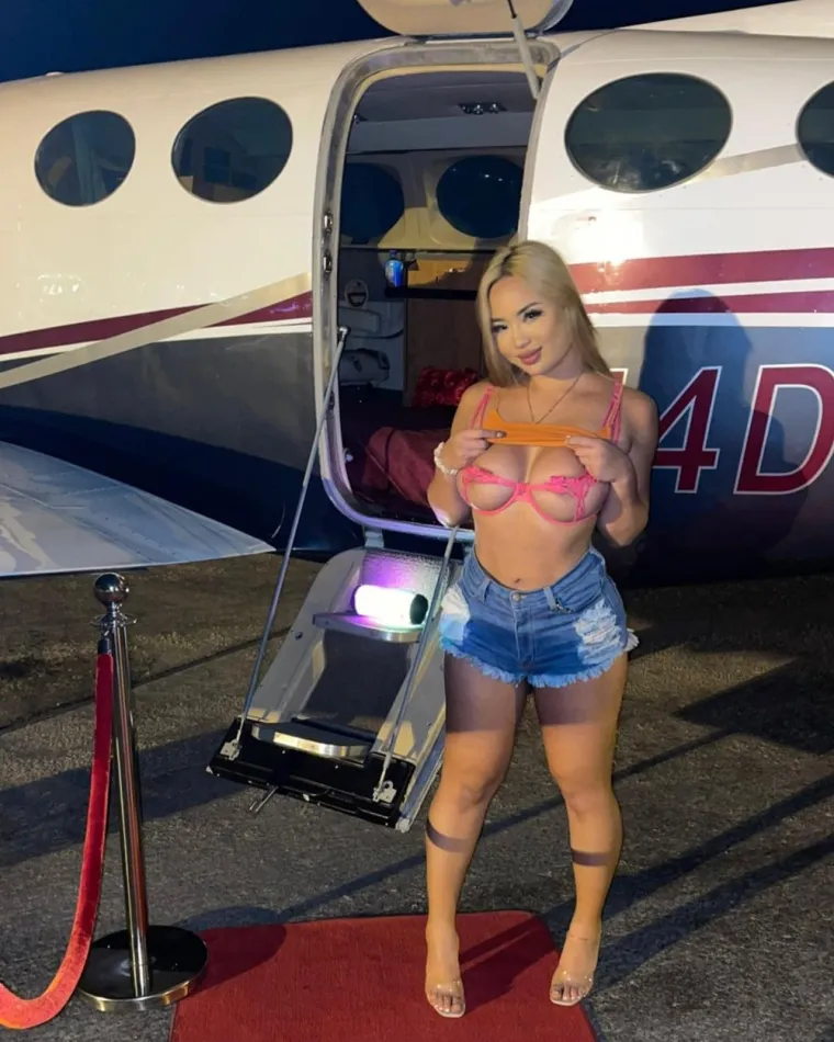 Ona je OnlyFans senzacija: 'Pošaljite mi dokaz, pošaljem vam gole fotke'; Tvrdi da su joj od druge doze narasle grudi