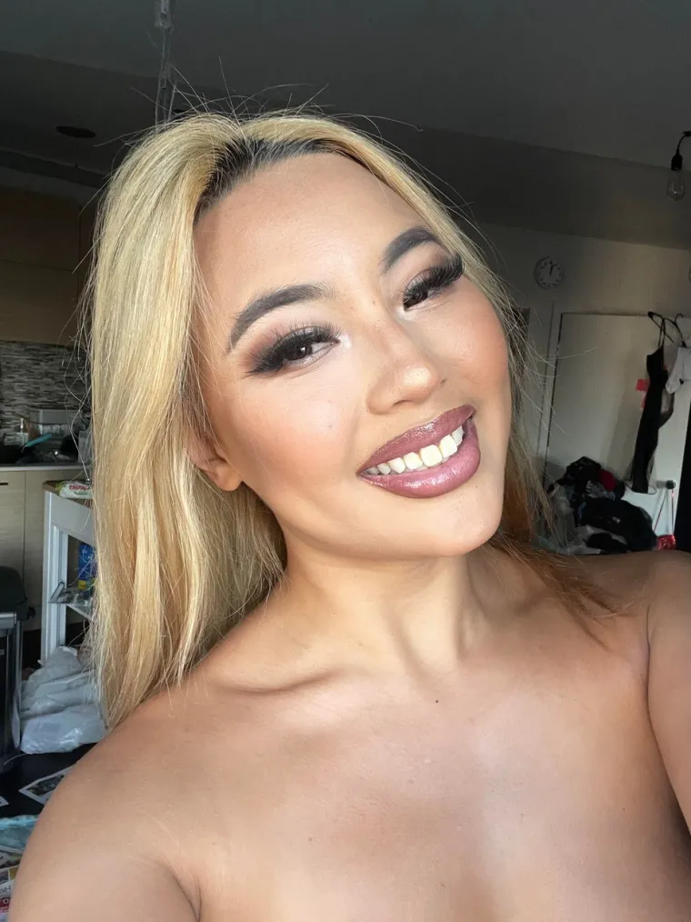 Ona je OnlyFans senzacija: 'Pošaljite mi dokaz, pošaljem vam gole fotke'; Tvrdi da su joj od druge doze narasle grudi