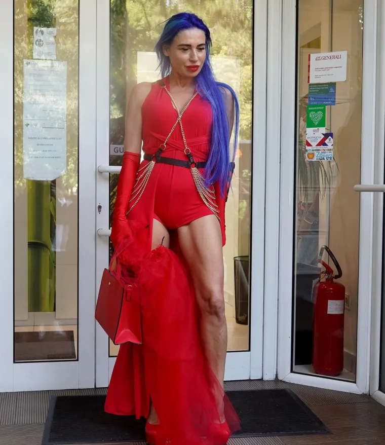 'Vampirica' Olja posjetila liječnika u izazovnom trikou - i s bičem u ruci! Prizori su gotovo nadrealni