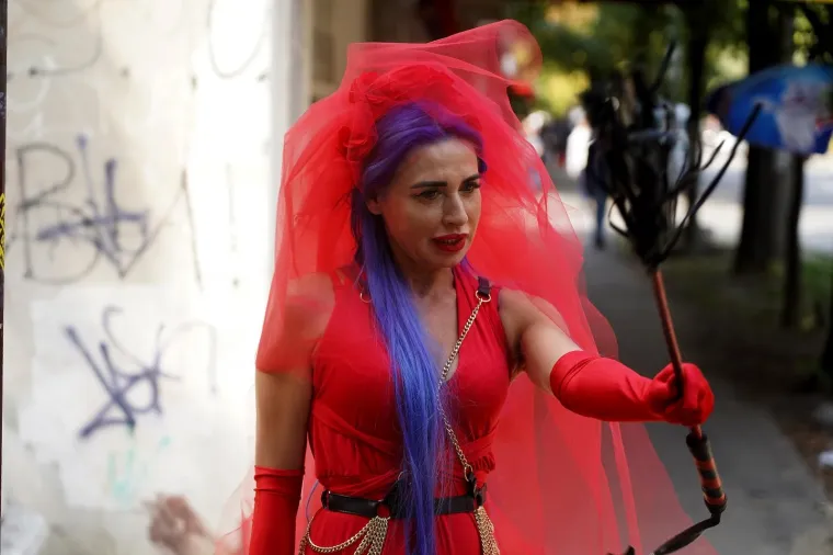 'Vampirica' Olja posjetila liječnika u izazovnom trikou - i s bičem u ruci! Prizori su gotovo nadrealni