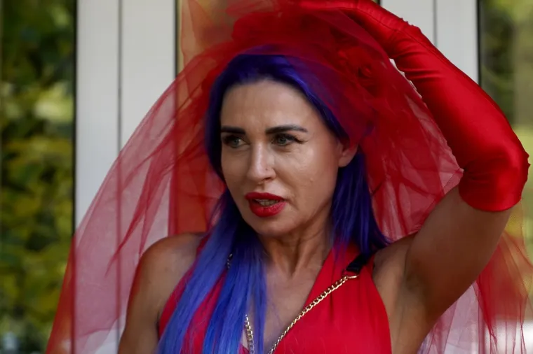 'Vampirica' Olja posjetila liječnika u izazovnom trikou - i s bičem u ruci! Prizori su gotovo nadrealni