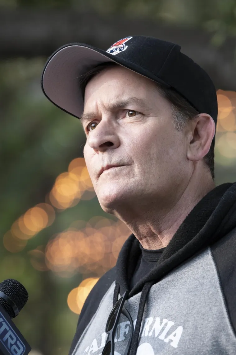 Charlie Sheen slavi rođendan, a prošao je sve i svašta: Dobio sidu, a vlastitoj ženi je na večeru doveo prostitutku