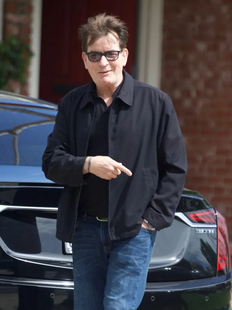 Charlie Sheen slavi rođendan, a pro&scaron;ao je sve i sva&scaron;ta: Dobio sidu, a vlastitoj ženi je na večeru doveo prostitutku