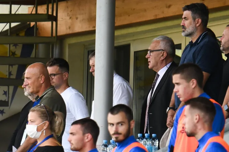 Umjesto da je u zatvoru, Mamić u lijepom društvu s tribina gleda utakmicu