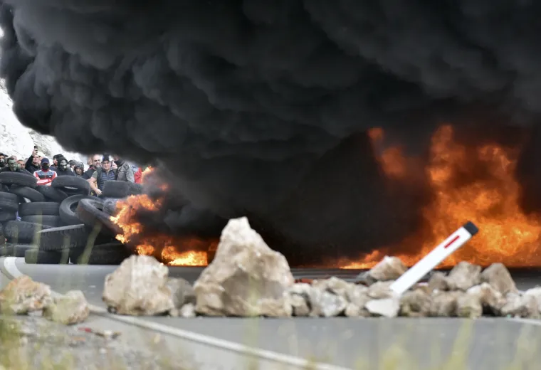 U Cetinju je opsadno stanje: Suzavci su zagu&scaron;ili grad, vi&scaron;e je ozlijeđenih policajaca i prosvjednika