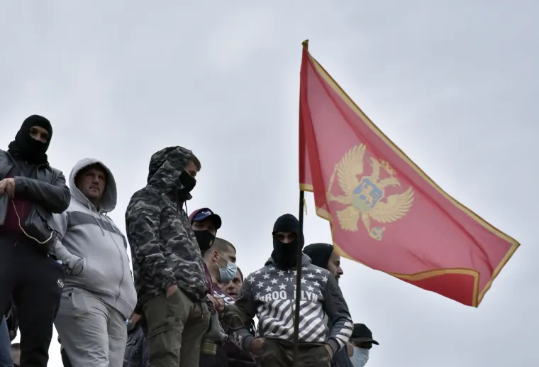 U Cetinju je opsadno stanje: Suzavci su zagu&scaron;ili grad, vi&scaron;e je ozlijeđenih policajaca i prosvjednika