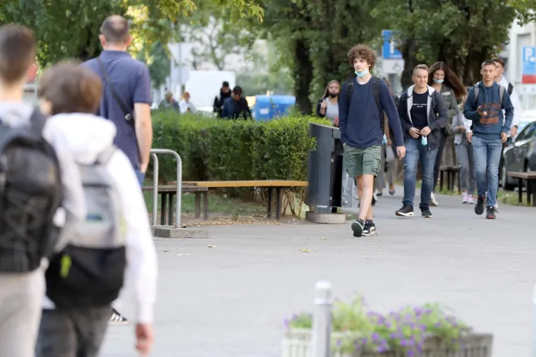 Prvi dan &scaron;kole je počeo! Pogledajte kako su se prva&scaron;ići sna&scaron;li i započeli svoje novo poglavlje u životu
