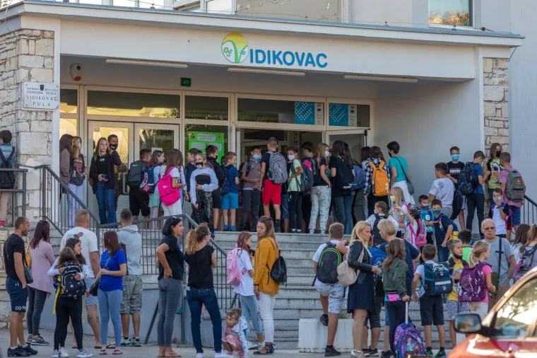 Prvi dan &scaron;kole je počeo! Pogledajte kako su se prva&scaron;ići sna&scaron;li i započeli svoje novo poglavlje u životu