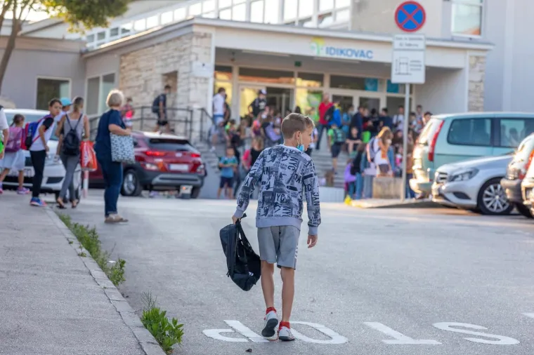 Prvi dan &scaron;kole je počeo! Pogledajte kako su se prva&scaron;ići sna&scaron;li i započeli svoje novo poglavlje u životu