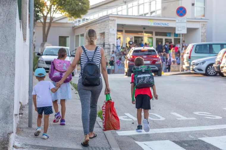 Prvi dan &scaron;kole je počeo! Pogledajte kako su se prva&scaron;ići sna&scaron;li i započeli svoje novo poglavlje u životu