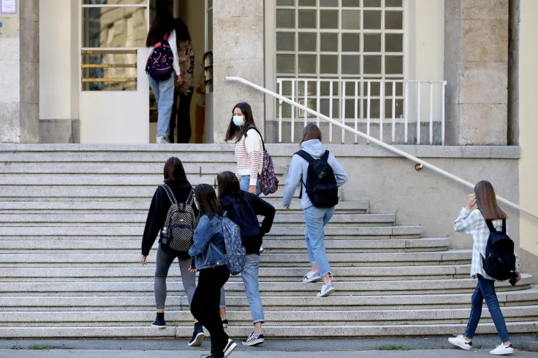 Prvi dan &scaron;kole je počeo! Pogledajte kako su se prva&scaron;ići sna&scaron;li i započeli svoje novo poglavlje u životu