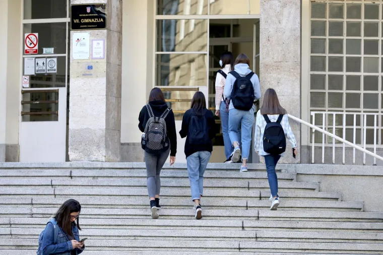 Prvi dan &scaron;kole je počeo! Pogledajte kako su se prva&scaron;ići sna&scaron;li i započeli svoje novo poglavlje u životu
