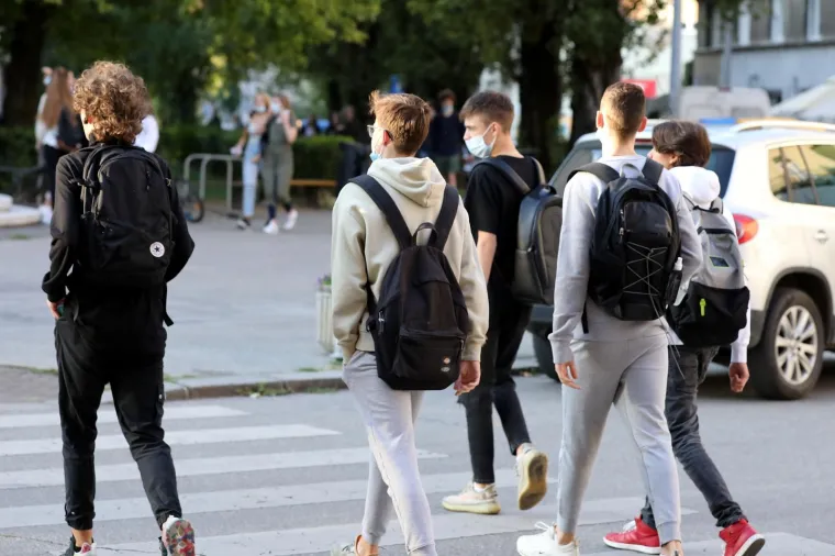 Prvi dan &scaron;kole je počeo! Pogledajte kako su se prva&scaron;ići sna&scaron;li i započeli svoje novo poglavlje u životu