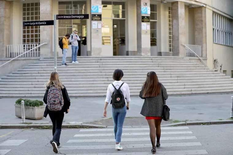 Prvi dan &scaron;kole je počeo! Pogledajte kako su se prva&scaron;ići sna&scaron;li i započeli svoje novo poglavlje u životu