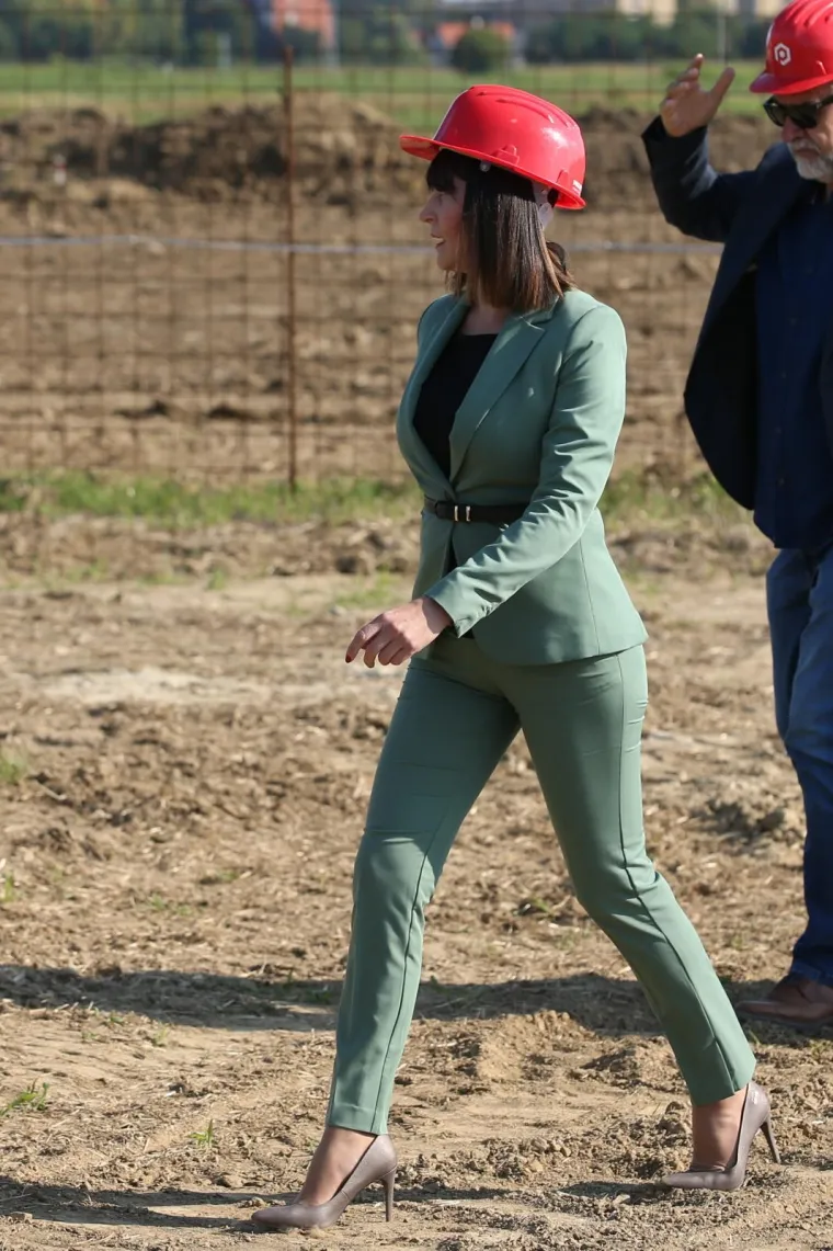 Ministrica na nezgodnom terenu: Tramišak uskočila u štikle pa otišla na gradilište