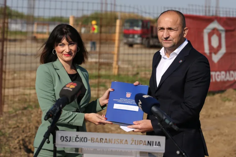 Ministrica na nezgodnom terenu: Trami&scaron;ak uskočila u &scaron;tikle pa oti&scaron;la na gradili&scaron;te