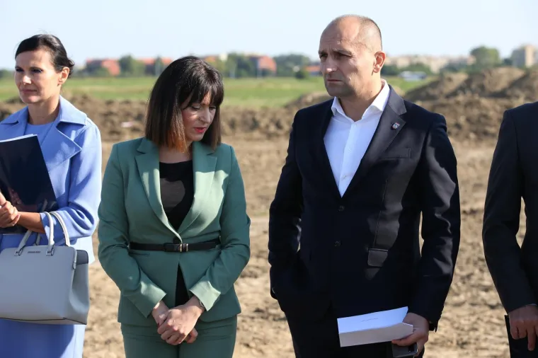 Ministrica na nezgodnom terenu: Trami&scaron;ak uskočila u &scaron;tikle pa oti&scaron;la na gradili&scaron;te