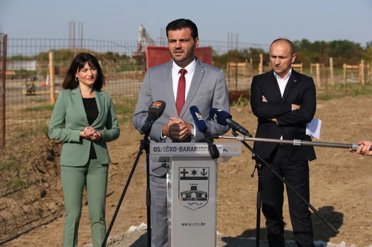 Ministrica na nezgodnom terenu: Trami&scaron;ak uskočila u &scaron;tikle pa oti&scaron;la na gradili&scaron;te