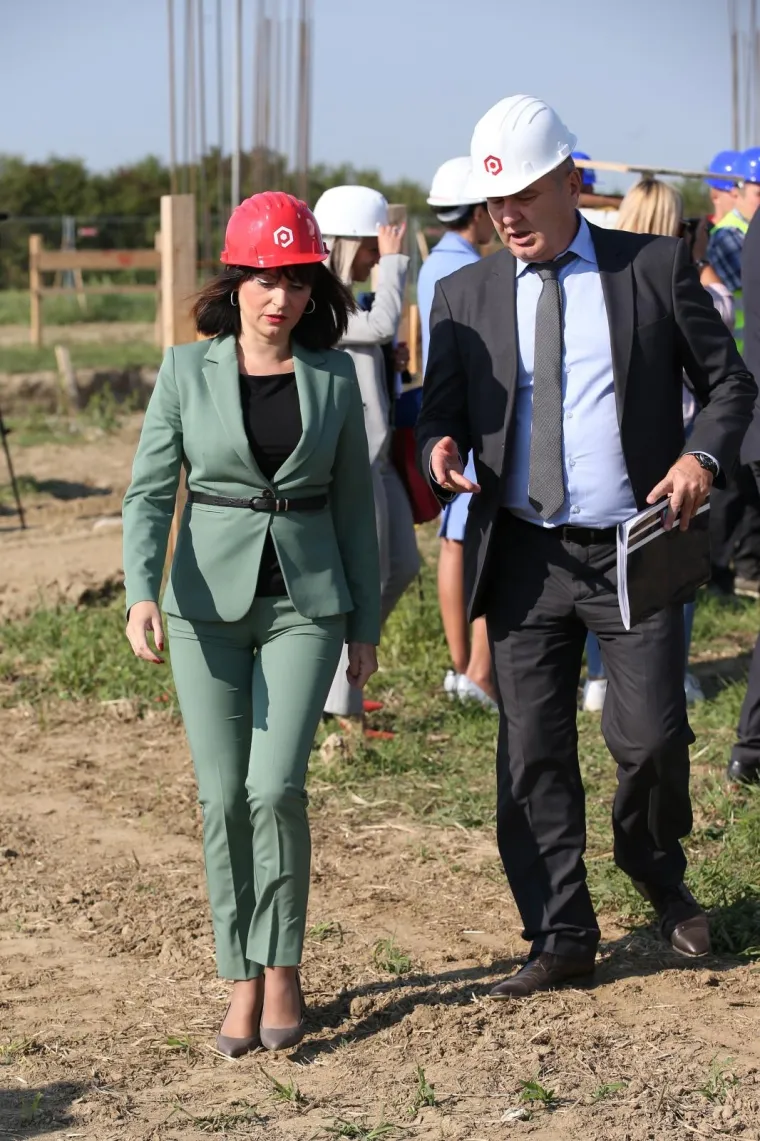 Ministrica na nezgodnom terenu: Trami&scaron;ak uskočila u &scaron;tikle pa oti&scaron;la na gradili&scaron;te