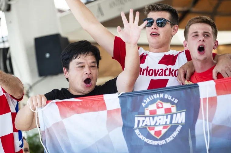 U Splitu se već na ulicama zahuktalo pred utakmicu, osjetite dašak atmosfere