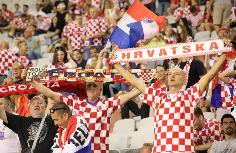 Hrvatski navijači stigli iz svih krajeva Lijepe naše, ali i šire, pogledajte atmosferu kakva dugo nije viđena