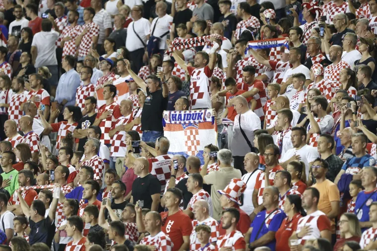 Hrvatski navijači stigli iz svih krajeva Lijepe naše, ali i šire, pogledajte atmosferu kakva dugo nije viđena