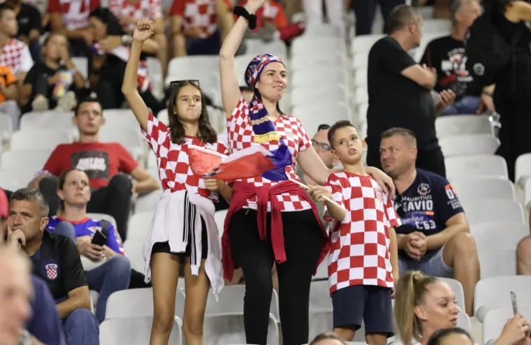 Hrvatski navijači stigli iz svih krajeva Lijepe naše, ali i šire, pogledajte atmosferu kakva dugo nije viđena