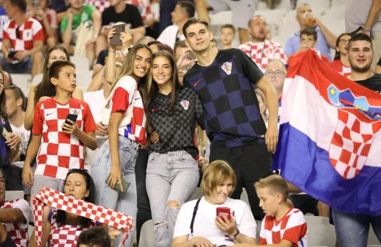 Hrvatski navijači stigli iz svih krajeva Lijepe naše, ali i šire, pogledajte atmosferu kakva dugo nije viđena