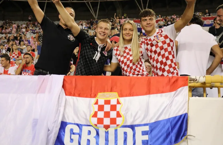 Hrvatski navijači stigli iz svih krajeva Lijepe naše, ali i šire, pogledajte atmosferu kakva dugo nije viđena