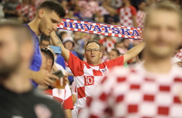 Hrvatski navijači stigli iz svih krajeva Lijepe na&scaron;e, ali i &scaron;ire, pogledajte atmosferu kakva dugo nije viđena