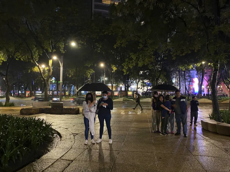 Potres magnitude 7,0 pogodio Meksiko! Ljudi su u panici trčali van