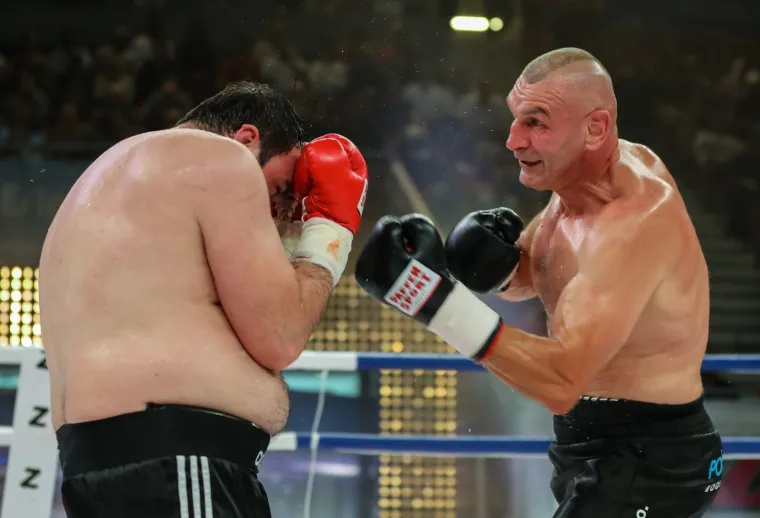 Šaka sa Srednjaka ponovo udara, pogledajte kako je lagano otplesao meč protiv upola mlađeg borca