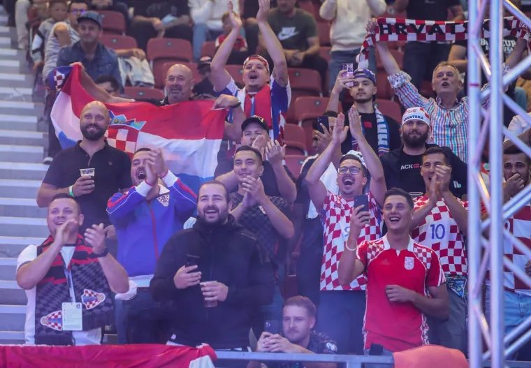 Šaka sa Srednjaka ponovo udara, pogledajte kako je lagano otplesao meč protiv upola mlađeg borca