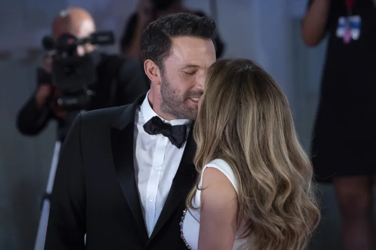 Napravili su senzaciju: Jennifer Lopez i Ben Affleck ljubili se i mazili ispred svih