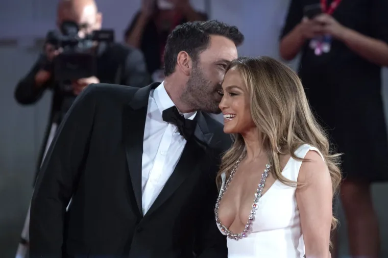 Napravili su senzaciju: Jennifer Lopez i Ben Affleck ljubili se i mazili ispred svih