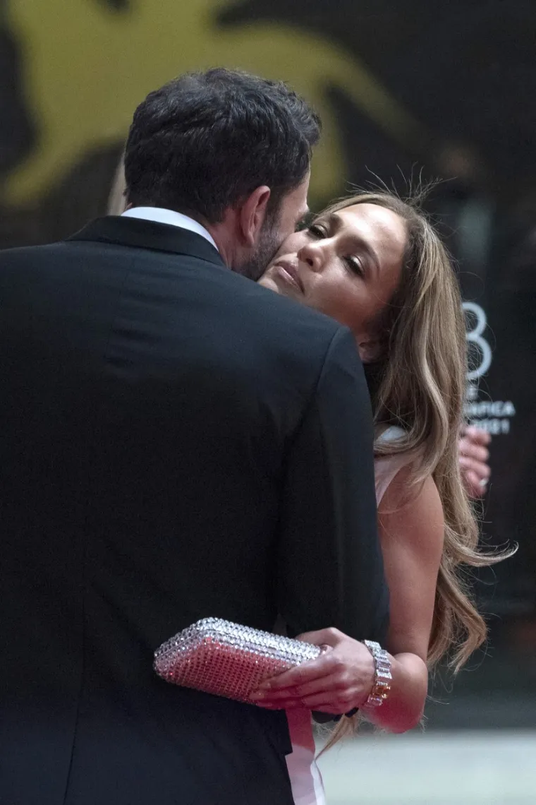 Napravili su senzaciju: Jennifer Lopez i Ben Affleck ljubili se i mazili ispred svih
