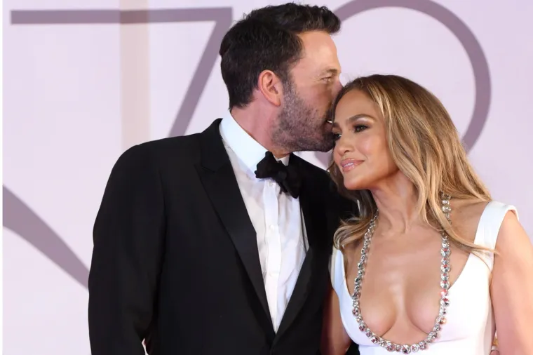 Napravili su senzaciju: Jennifer Lopez i Ben Affleck ljubili se i mazili ispred svih