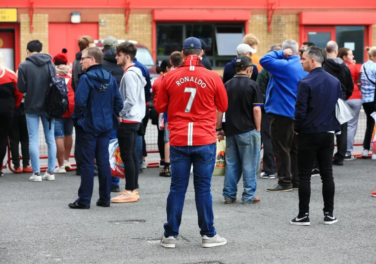 Krenula je ludnica u Manchesteru, svi čekaju debi Cristiana Ronalda, ovako izgledaju ulice uoči njegove prve utakmice