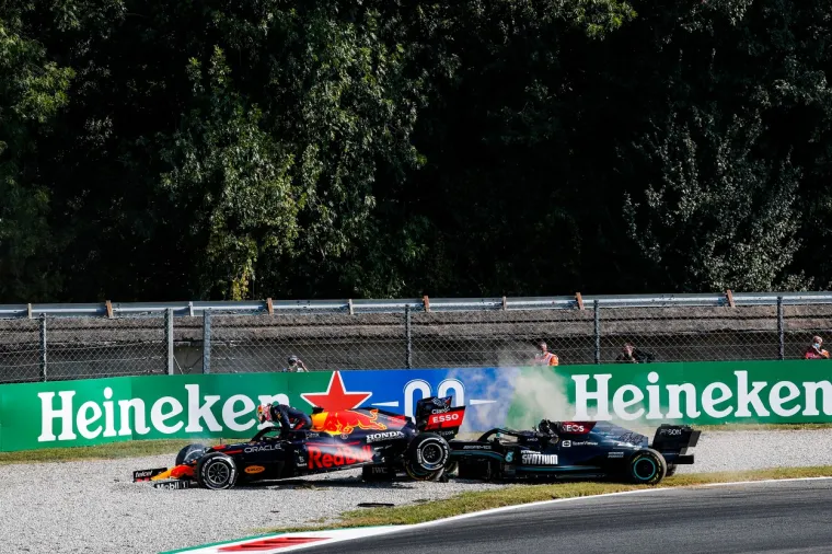 Verstappen i Hamilton se sudarili, Nizozemac prešao preko Britanca i završio mu na glavi