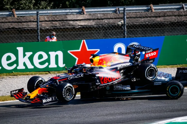Verstappen i Hamilton se sudarili, Nizozemac prešao preko Britanca i završio mu na glavi