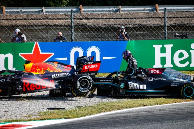 Verstappen i Hamilton se sudarili, Nizozemac prešao preko Britanca i završio mu na glavi