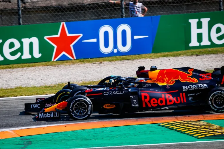 Verstappen i Hamilton se sudarili, Nizozemac prešao preko Britanca i završio mu na glavi