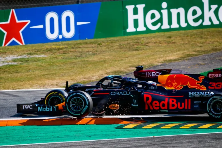 Verstappen i Hamilton se sudarili, Nizozemac prešao preko Britanca i završio mu na glavi