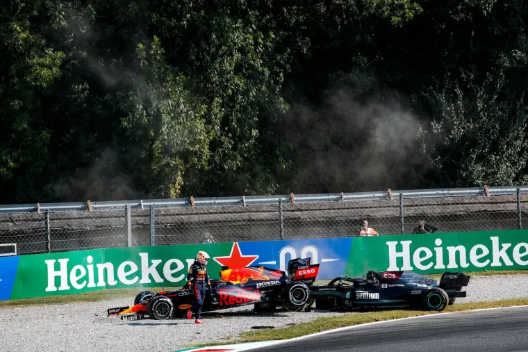 Verstappen i Hamilton se sudarili, Nizozemac prešao preko Britanca i završio mu na glavi