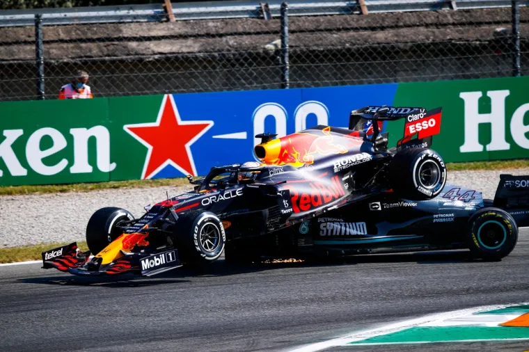 Verstappen i Hamilton se sudarili, Nizozemac prešao preko Britanca i završio mu na glavi