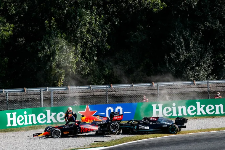 Verstappen i Hamilton se sudarili, Nizozemac prešao preko Britanca i završio mu na glavi