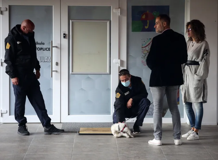 Ispred O&Scaron; u Krapinskim Toplicama stoje za&scaron;titari zbog nekolicine roditelja koji su bili bez maski