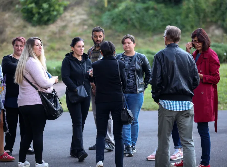 Ispred O&Scaron; u Krapinskim Toplicama stoje za&scaron;titari zbog nekolicine roditelja koji su bili bez maski